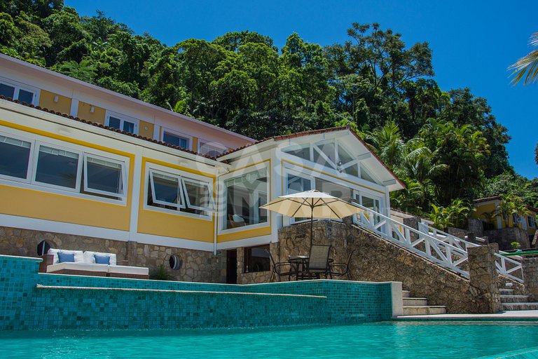 Linda villa com praia exclusiva, nove suítes em condomínio