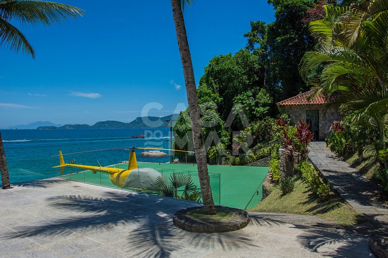 Beautiful villa with exclusive beach, seven suites in a cond