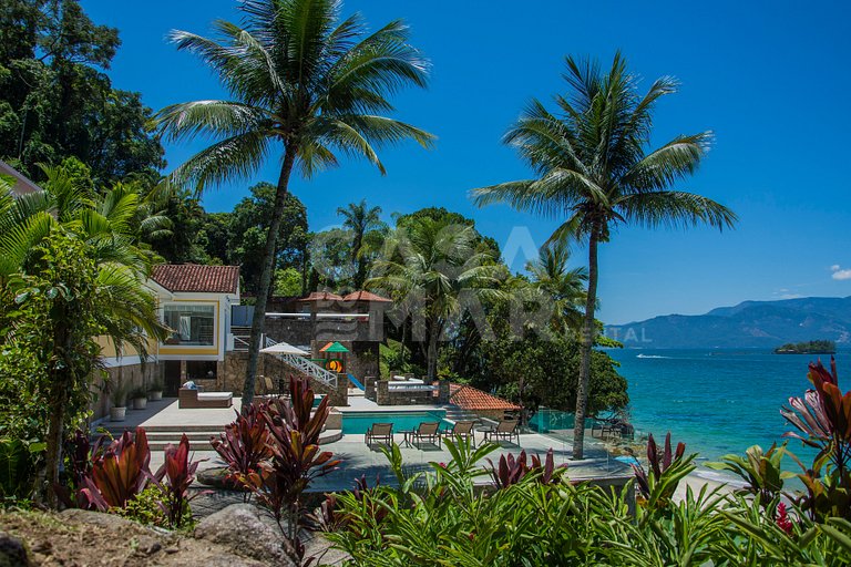 Linda villa com praia exclusiva, nove suítes em condomínio