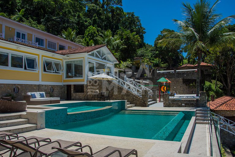 Linda villa com praia exclusiva, nove suítes em condomínio