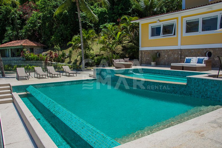 Beautiful villa with exclusive beach, seven suites in a cond