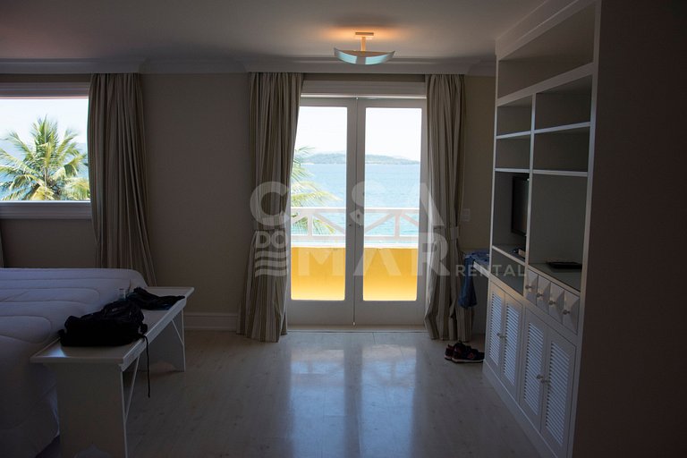 Linda villa com praia exclusiva, nove suítes em condomínio