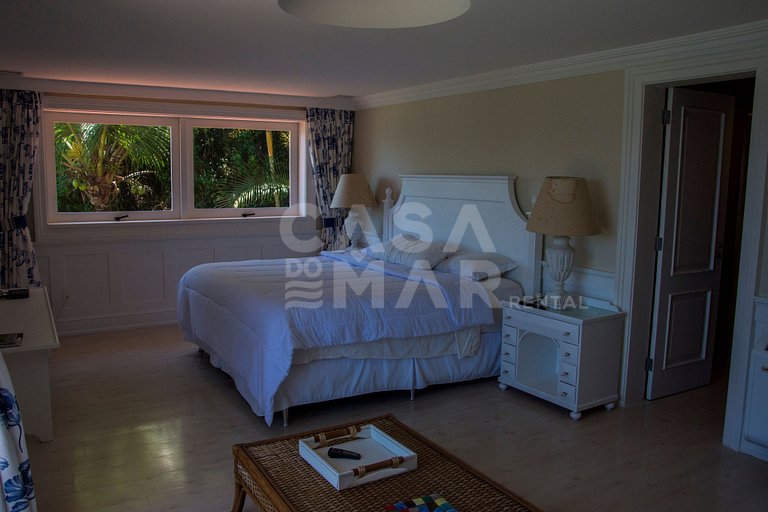 Beautiful villa with exclusive beach, seven suites in a cond