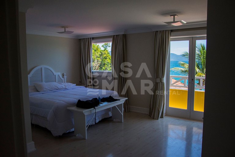 Linda villa com praia exclusiva, nove suítes em condomínio