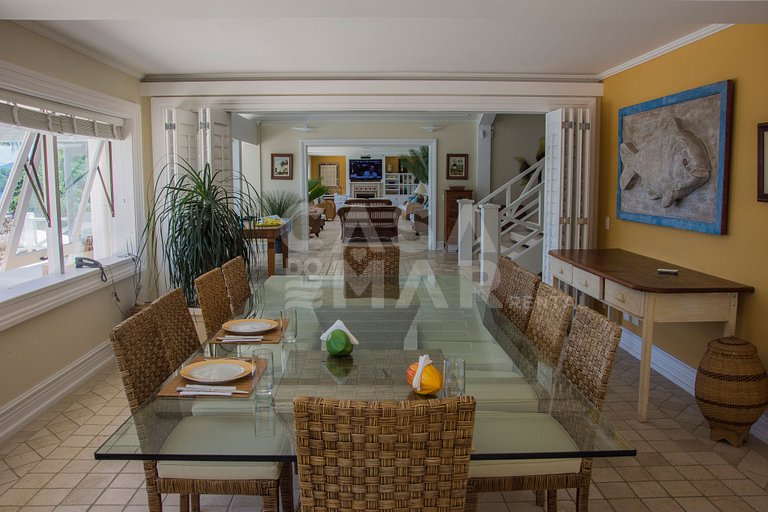 Beautiful villa with exclusive beach, seven suites in a cond