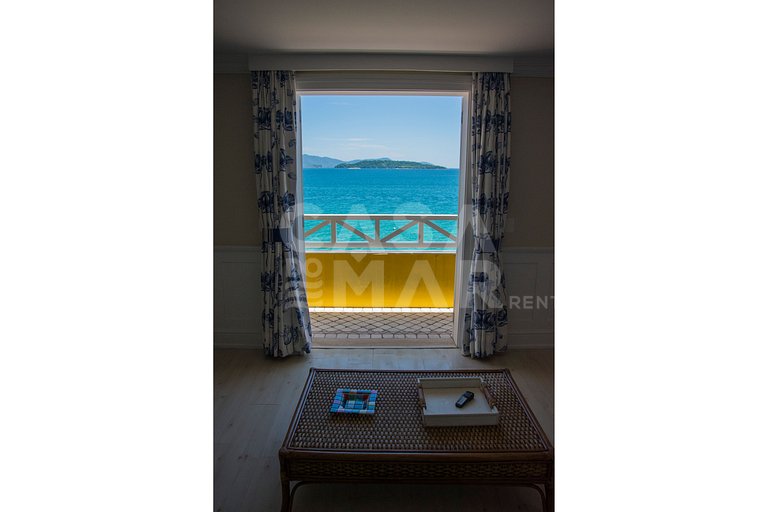 Beautiful villa with exclusive beach, seven suites in a cond