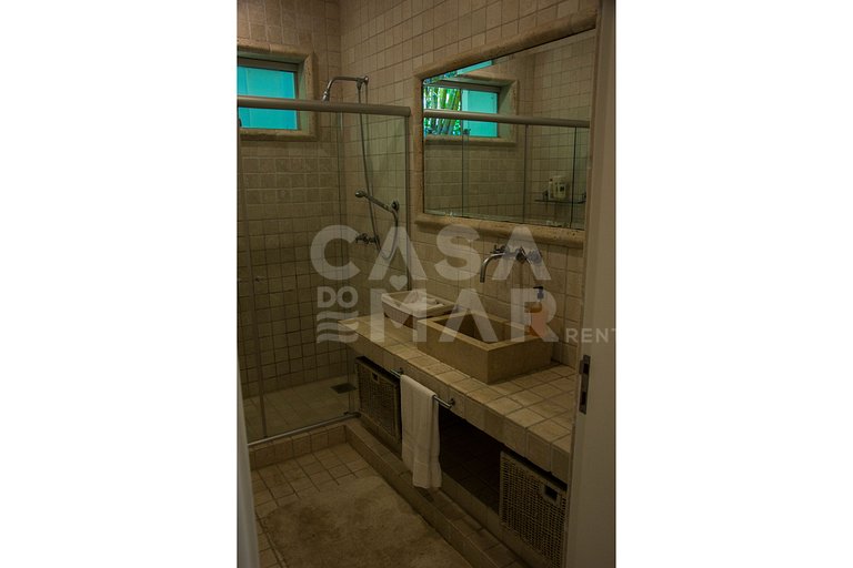 Linda villa com praia exclusiva, nove suítes em condomínio