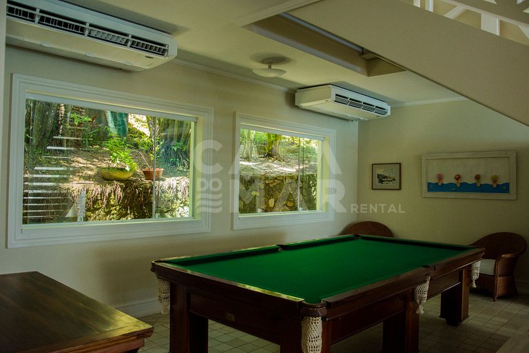 Beautiful villa with exclusive beach, seven suites in a cond