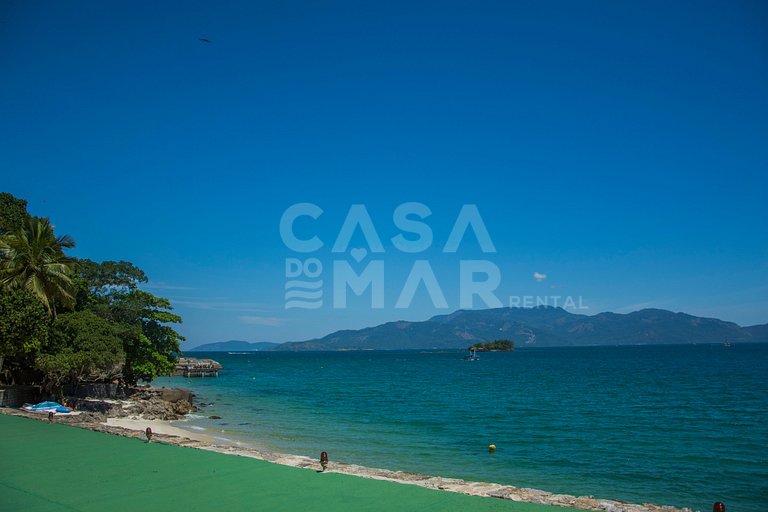Beautiful villa with exclusive beach, seven suites in a cond