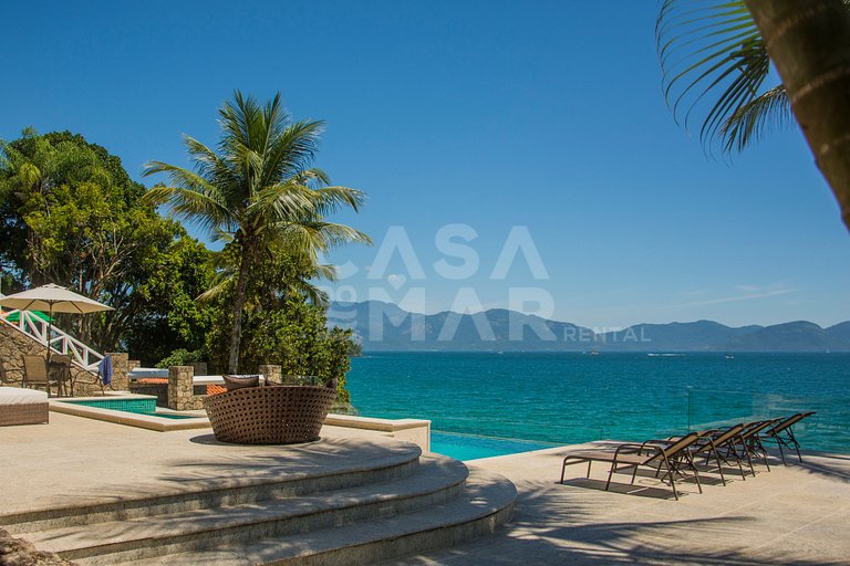 Linda villa com praia exclusiva, nove suítes em condomínio