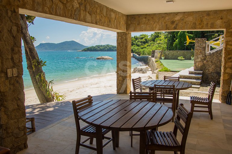 Beautiful villa with exclusive beach, seven suites in a cond