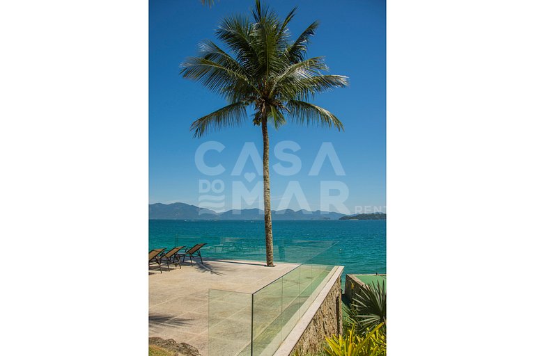 Linda villa com praia exclusiva, nove suítes em condomínio
