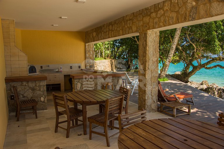 Beautiful villa with exclusive beach, seven suites in a cond