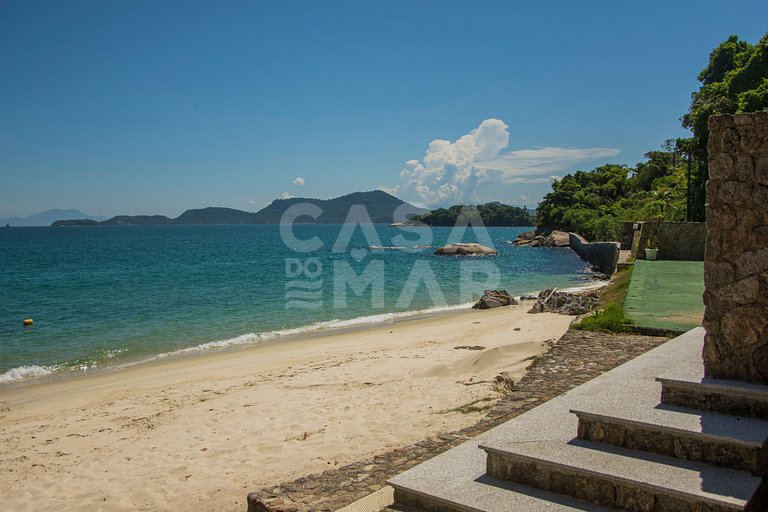 Beautiful villa with exclusive beach, seven suites in a cond