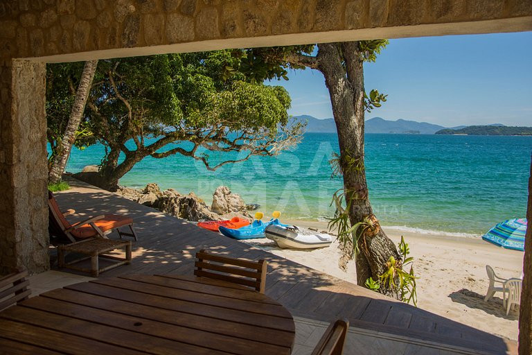 Linda villa com praia exclusiva, nove suítes em condomínio