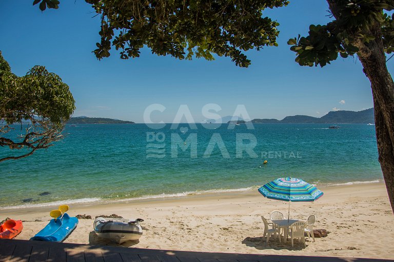 Linda villa com praia exclusiva, nove suítes em condomínio