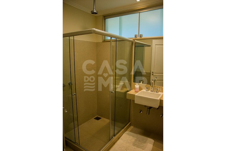 Linda villa com praia exclusiva, nove suítes em condomínio