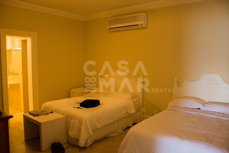 Linda villa com praia exclusiva, nove suítes em condomínio