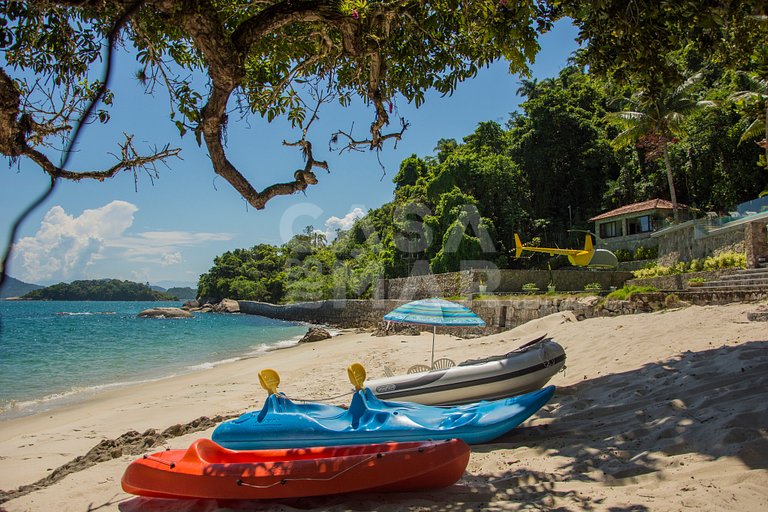 Linda villa com praia exclusiva, nove suítes em condomínio