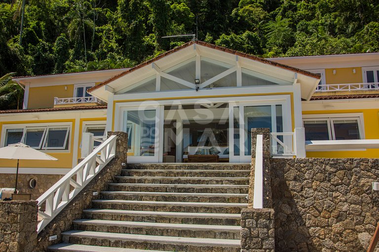 Linda villa com praia exclusiva, nove suítes em condomínio