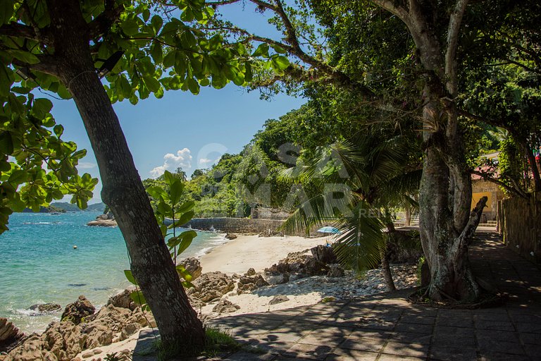 Linda villa com praia exclusiva, nove suítes em condomínio