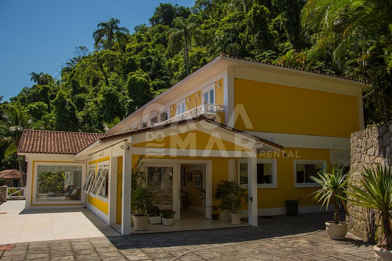 Beautiful villa with exclusive beach, seven suites in a cond