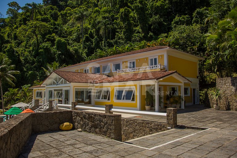 Beautiful villa with exclusive beach, seven suites in a cond
