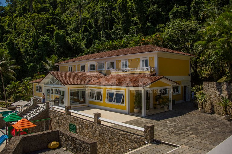 Linda villa com praia exclusiva, nove suítes em condomínio