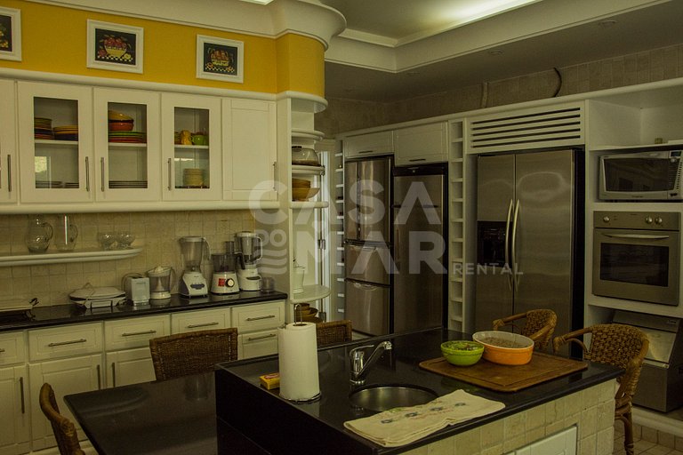 Linda villa com praia exclusiva, nove suítes em condomínio