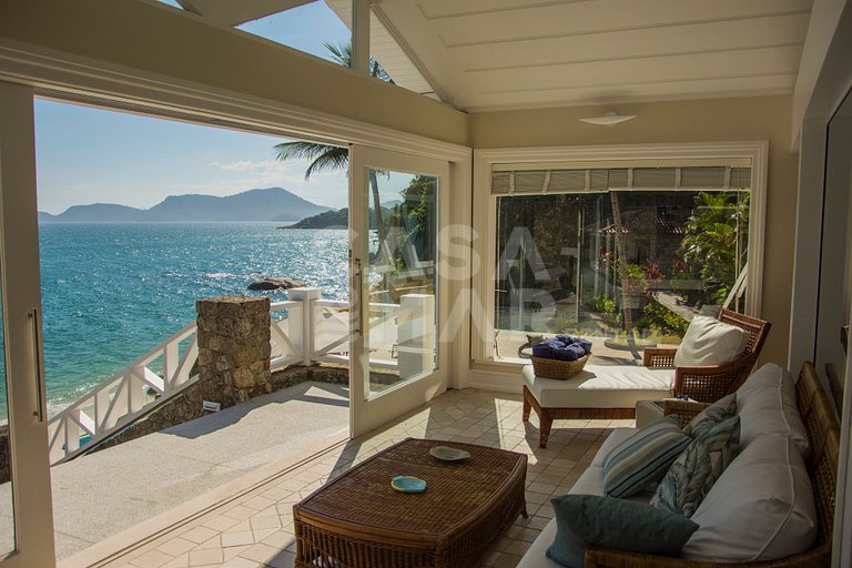 Beautiful villa with exclusive beach, seven suites in a cond