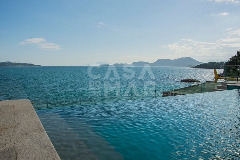 Linda villa com praia exclusiva, nove suítes em condomínio