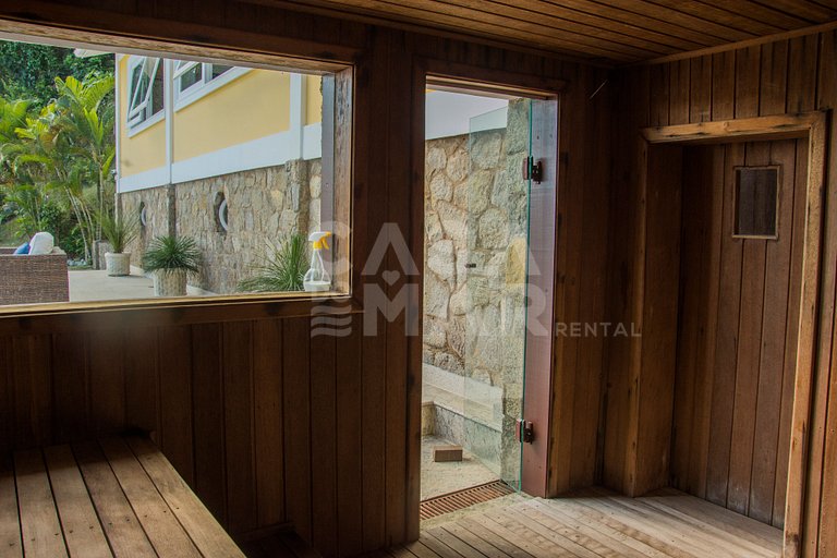Beautiful villa with exclusive beach, seven suites in a cond