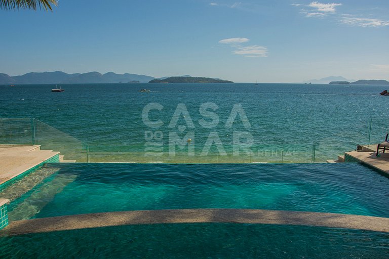 Beautiful villa with exclusive beach, seven suites in a cond