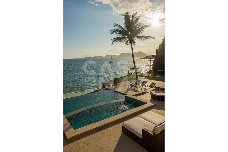 Beautiful villa with exclusive beach, seven suites in a cond