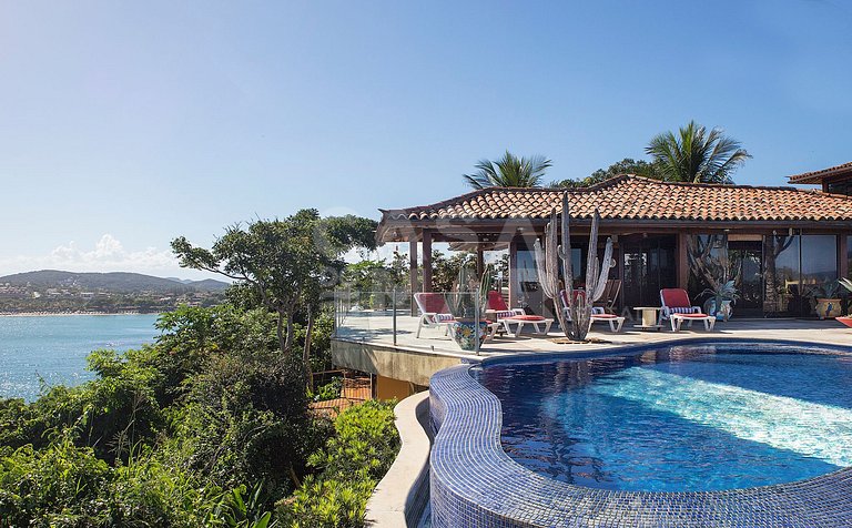 Linda casa, no costão da Ferradura, com vista espetacular
