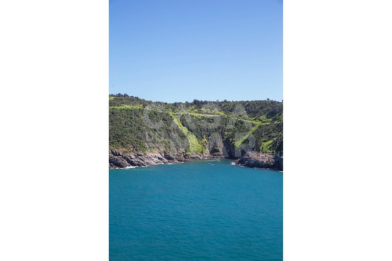 Linda casa, no costão da Ferradura, com vista espetacular