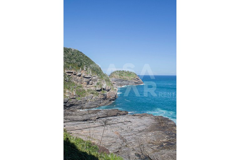 Linda casa, no costão da Ferradura, com vista espetacular