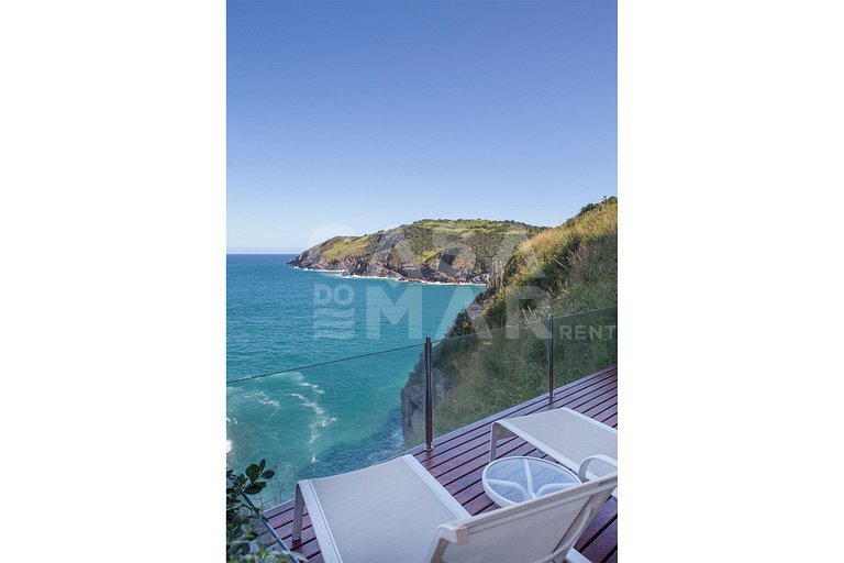 Linda casa, no costão da Ferradura, com vista espetacular