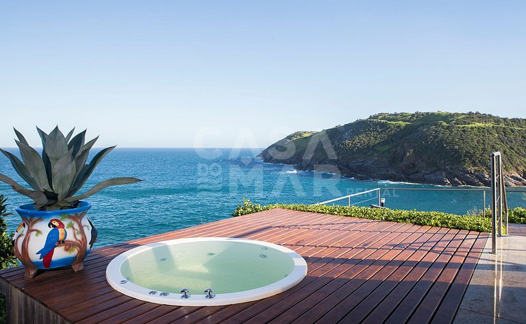Linda casa, no costão da Ferradura, com vista espetacular
