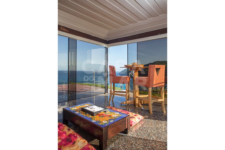 Linda casa, no costão da Ferradura, com vista espetacular