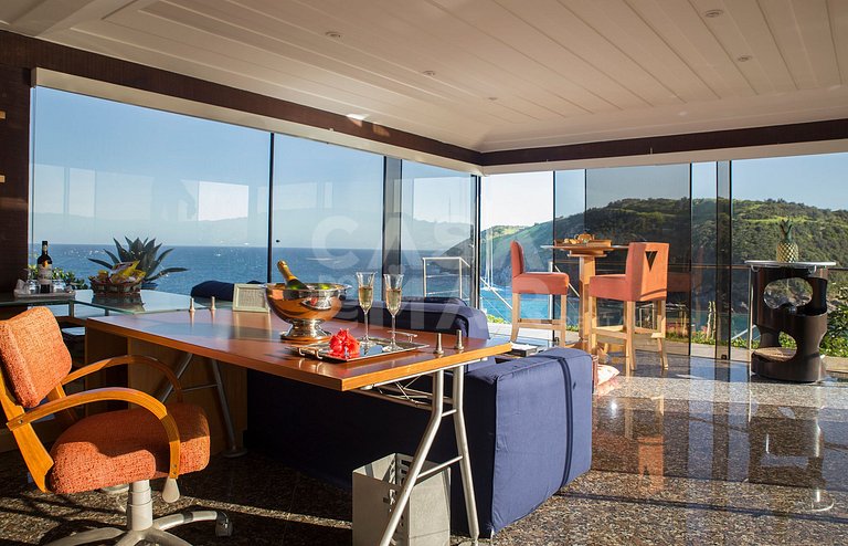 Linda casa, no costão da Ferradura, com vista espetacular