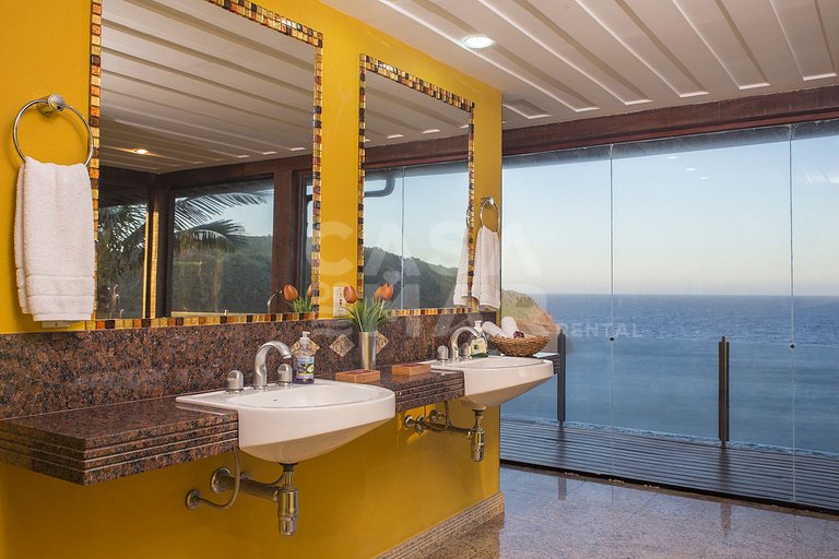 Linda casa, no costão da Ferradura, com vista espetacular
