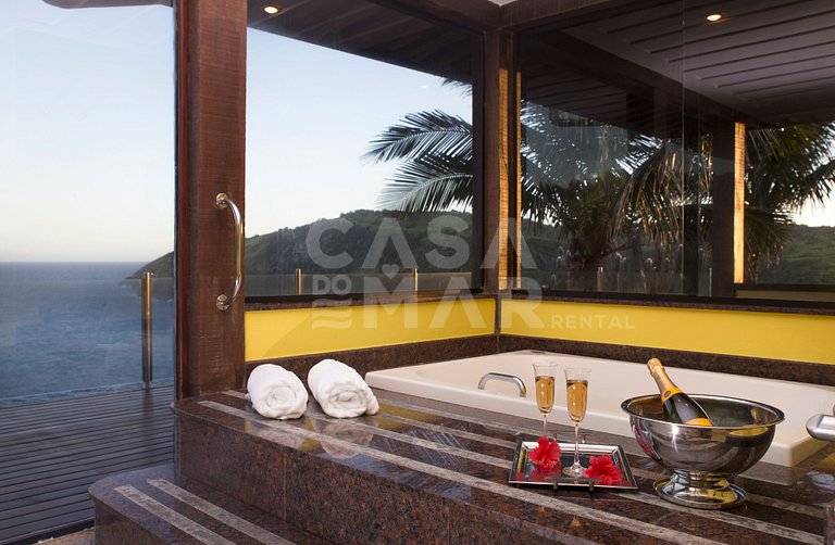 Linda casa, no costão da Ferradura, com vista espetacular