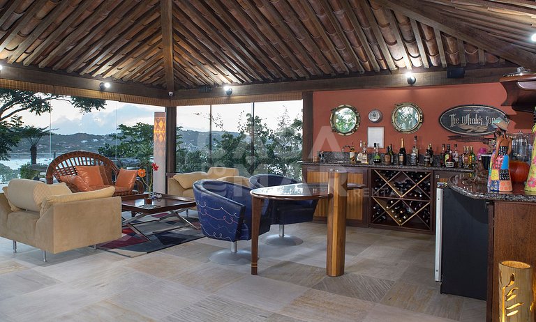 Linda casa, no costão da Ferradura, com vista espetacular