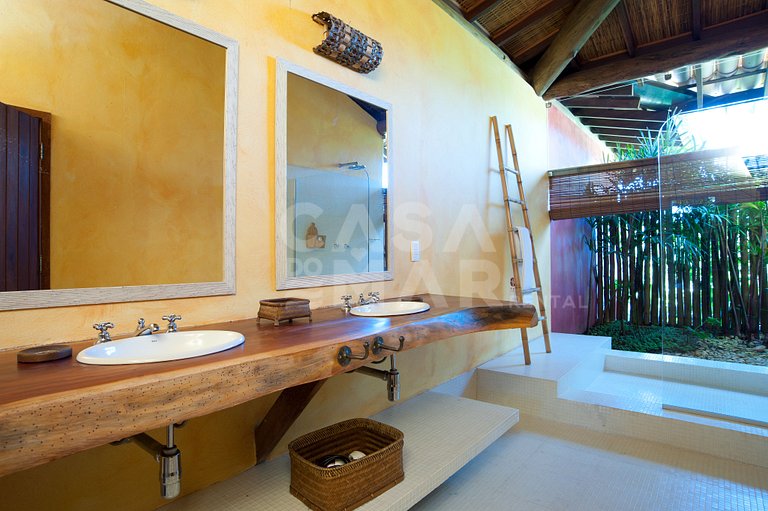 Linda casa com quatro suítes completíssima, em condomínio pr