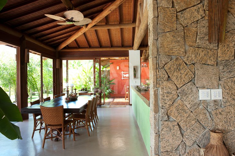 Linda casa com quatro suítes completíssima, em condomínio pr