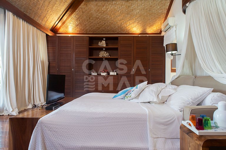 Beautiful Villa with nine large suites, standing on the sand