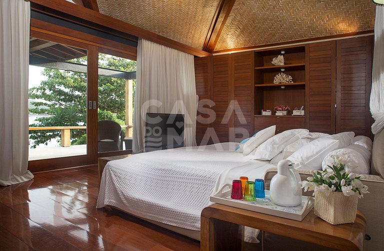 Beautiful Villa with nine large suites, standing on the sand