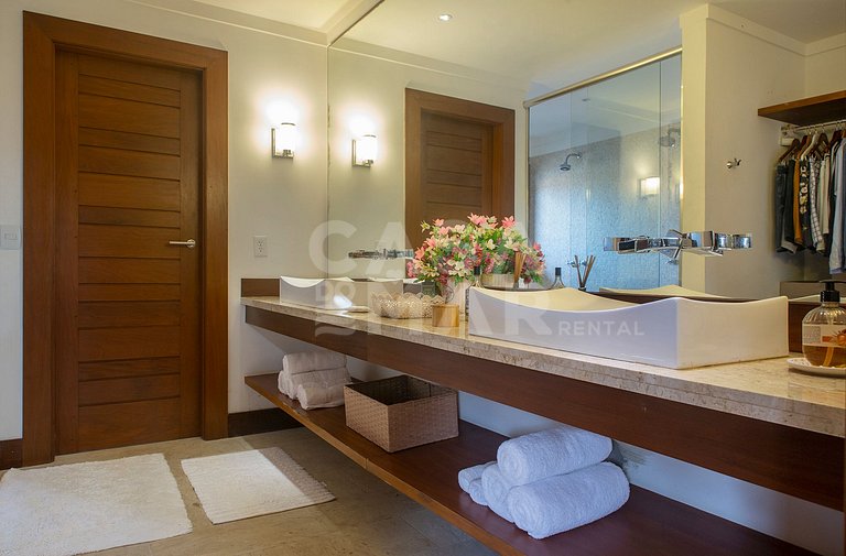 Beautiful Villa with nine large suites, standing on the sand