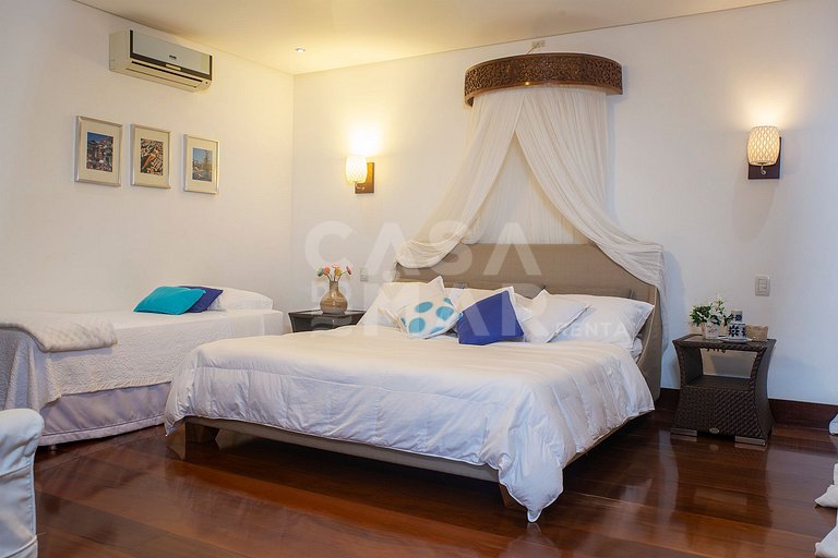 Beautiful Villa with nine large suites, standing on the sand